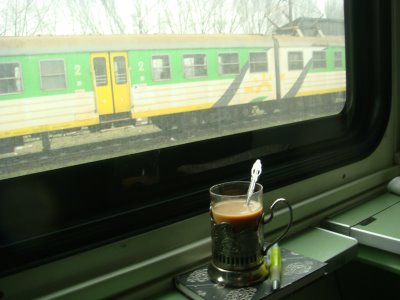 Blick durchs Zugfenster in Polen und russisches Teeglas