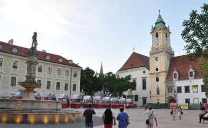 Sehenswürdigkeiten Bratislava: Altes Rathaus und Rolandsbrunnen