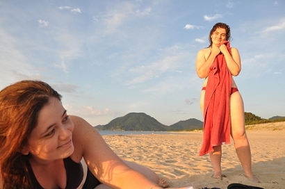 Laura und Susanne am Strand von Tottori Laura und Susanne am Strand von Tottori