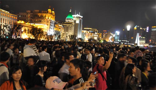 Bild: Menschenmassen am Bund in Shanghai - Nachtaufnahme