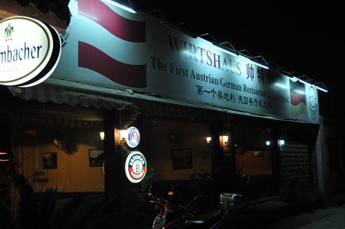 Am 81. Reisetag Wienerschnitzel im "Wirtshaus" in Shanghai