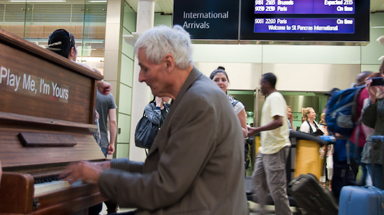 Bild: Piano-Spieler am Bahnhof St. Pancras Int.