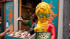 Bild: Manneken Pis mit Waffel