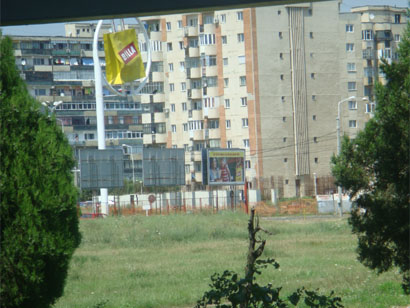 Rumänien - Plattenbau mit Billa-Sackerl in Ploiesti