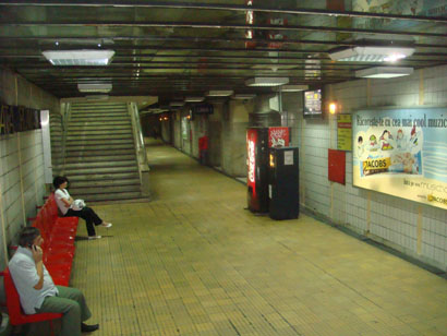 Metro Bukarest - Zugang Station Piata Romana Linie M2
