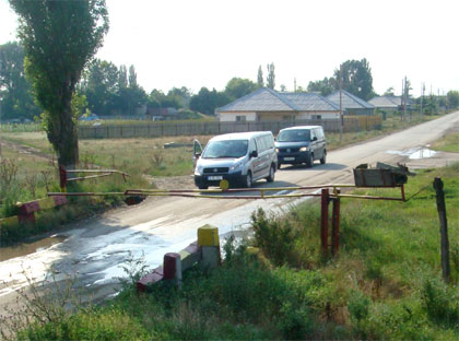 Bahnschranken auf der Strecke Medgidia - Tulcea, Rumänien