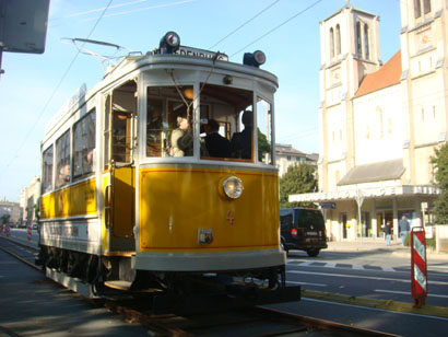 "Gelbe Elektrische" Straßenbahn mit Andräkirche in Salzburg