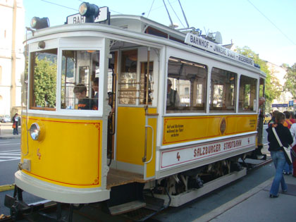 "Gelbe Elektrische" am Mirabellplatz in Salzburg