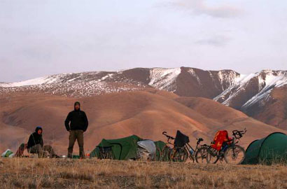 Livia und Olaf mit dem Fahrrad in der Mongolei. Bild: Sabbatrad