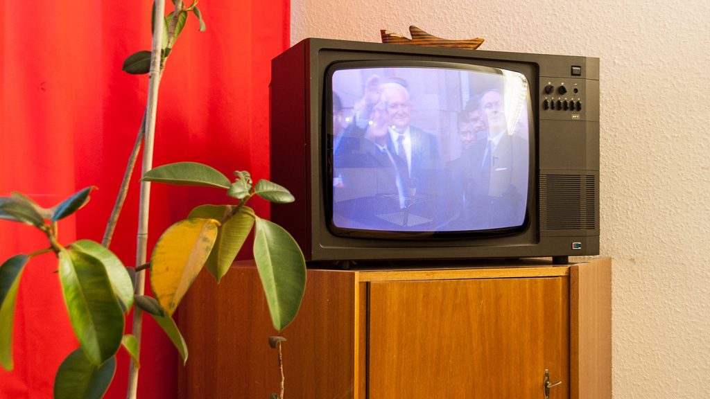 DDR-Fernsehgerät im Ostel Berlin