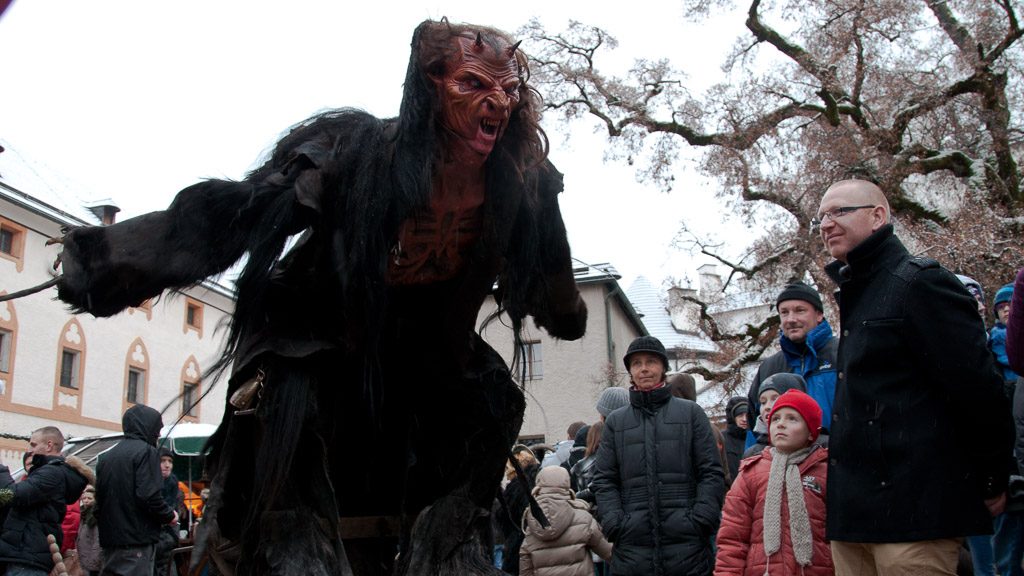Stefaniperchten beim Weihnachtsmarkt auf der Festung Hohensalzburg