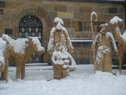Verschneite Stroh-Krippe vor dem St.-Veits-Dom