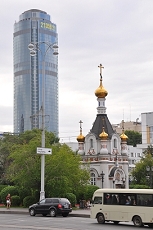 Kirche und Hochhaus - Jekaterinburg, Russland