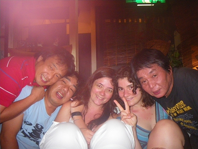 Ein Gast, Akio, Susanne, Laura und der Barbetreiber