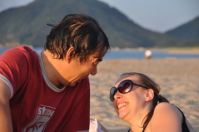 Akio und Anne am Strand von Tottoroi
