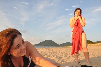 Laura und Susanne am Strand von Tottori