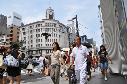 Wahrzeichen des Geschäfts- und Einkaufsviertels Ginza: Die Uhr