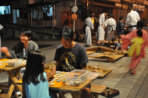 Spiele auf der Straße am Abend in Shibu Onsen
