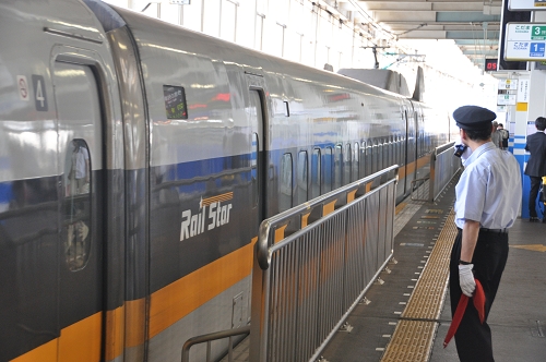 Shinkansen Abfertigung am Bahnsteig