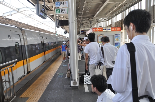 Shinkansen - Einstieg am Bahnsteig