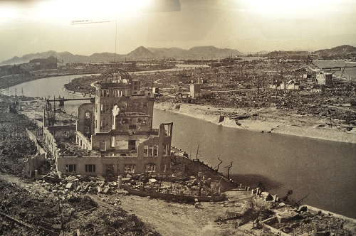 Zerstörung nach dem Atombombenabwurf auf Hiroshima - Bild im Friedensmuseum