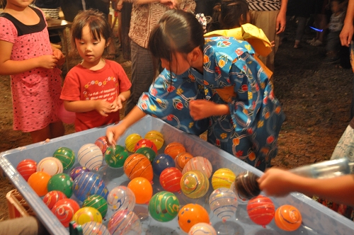 Tombola für Kinder beim Fest in Aso