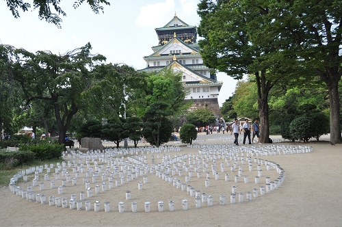 Kerzen vor der Burg von Osaka