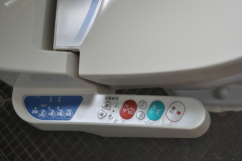 Toilette im Ryokan mit Spezialfunktionen