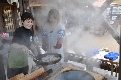 Garen im Onsen-Dampf in Beppu