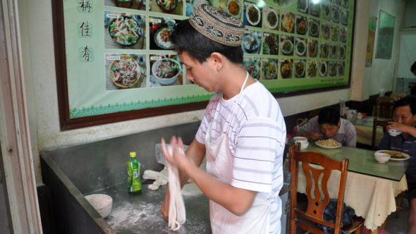 Nudeln ziehen in der Nudelküche in China