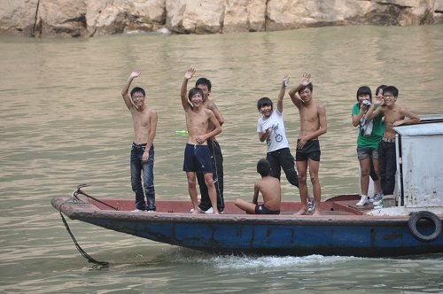 Kinder auf einem Fischerboot am Jangtse