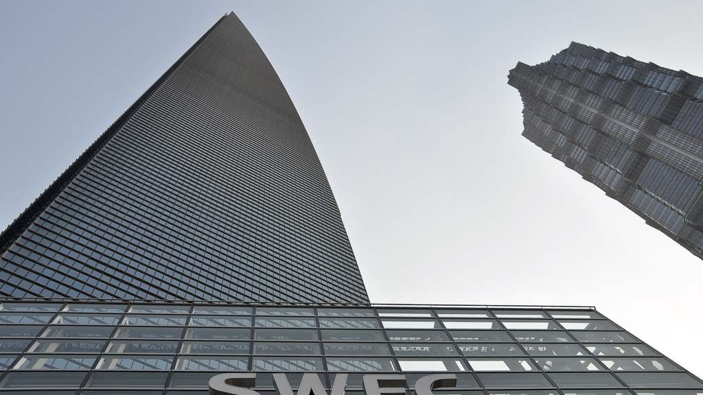 Faszinierender Blick entlang der Fassade des SWFC in Shanghai.