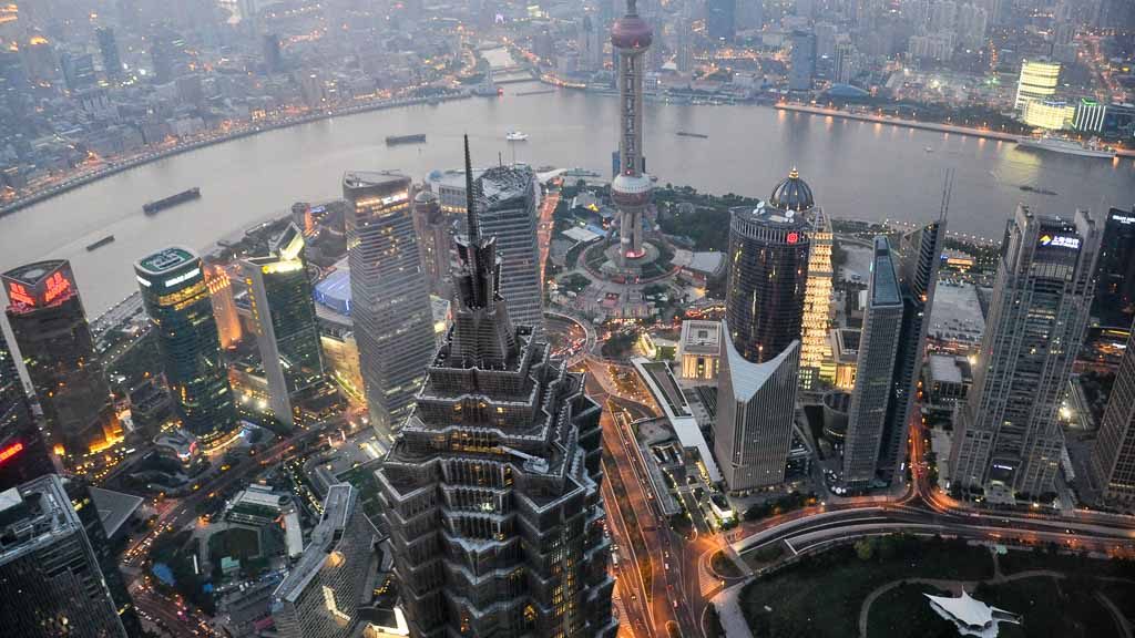 Blick von der Shanghai World Financial Center Aussichtsplattform bei Dämmerung