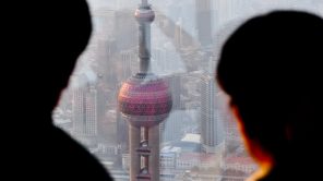 Blick von der Shanghai World Financial Center Aussichtsplattform auf den Oriental Pearl Tower
