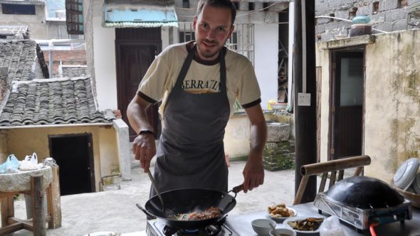 Gerhard Liebenberger beim chinesisch Kochen mit Wok