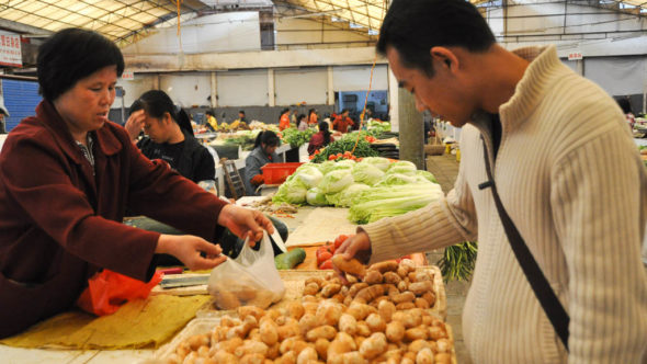 Einkauf in der Markthalle in Yangshuo für den Kochkurs