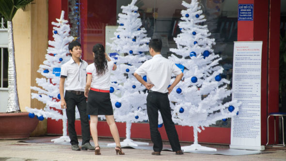 Weihnachten in Vietnam mit Weihnachtsbaum-Dekoration vor Geschäft