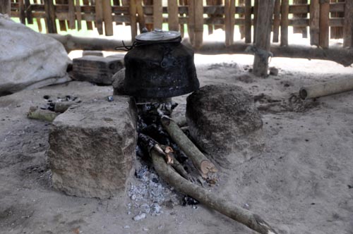 Bild: Teekessel auf einer offenen Feuerstelle der Châm in Vietnam