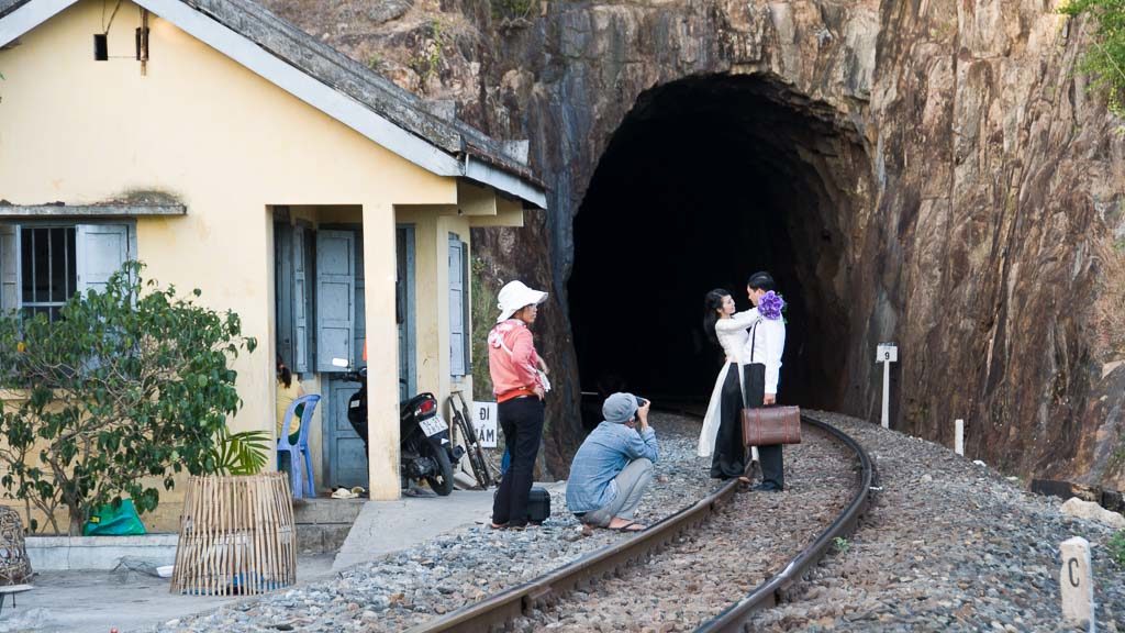 Hochzeitsfotograf auf den Gleisen in Vietnam