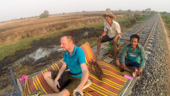 Bambuszug in Kambodscha bei Battambang