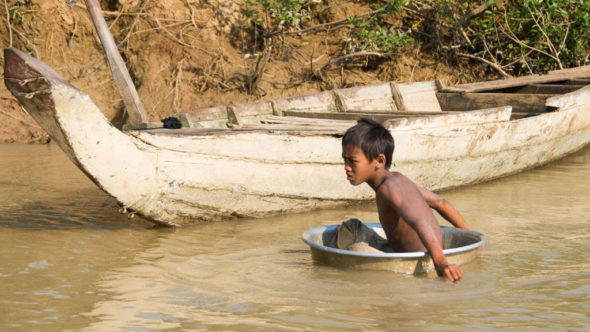 Vom Boot Battambang - Siem Reap gibt es ungewöhnliche Eindrücke, wie z.B. dieser Junge in der Waschschüssel