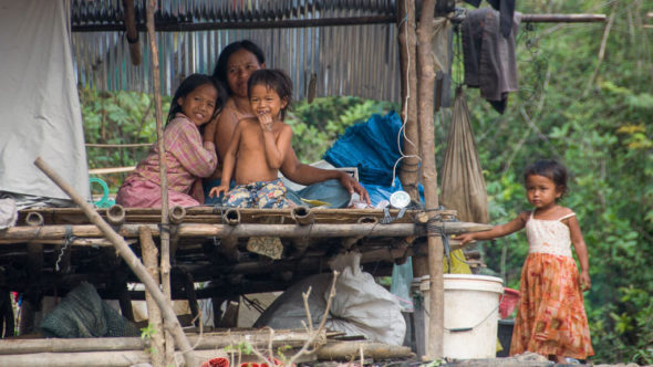 Familie am Sangker bie Battambang in Kambodscha