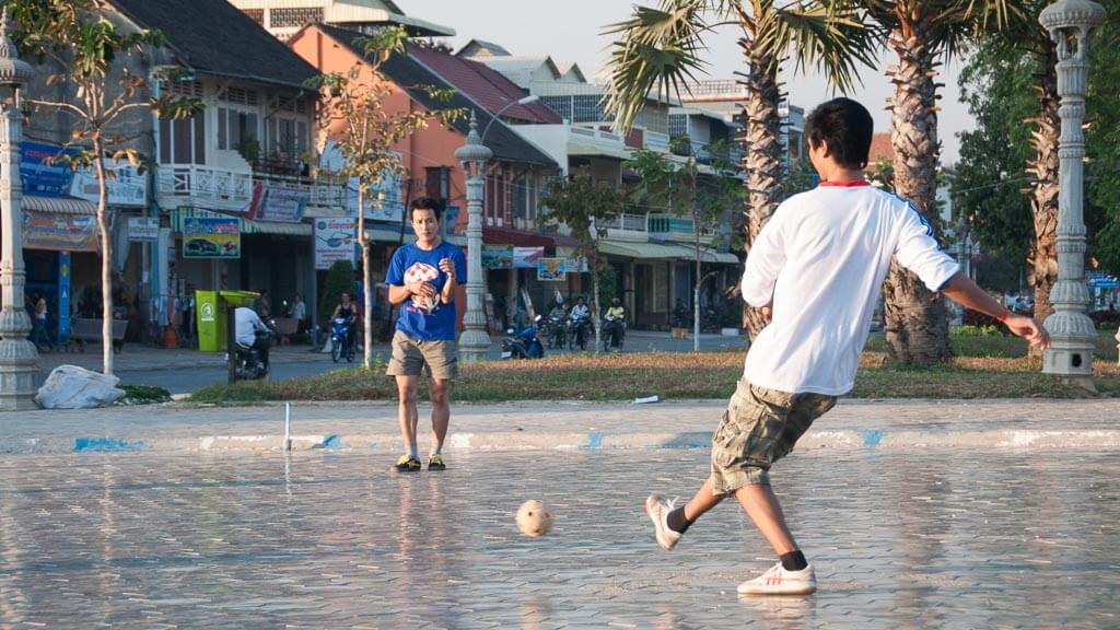 Jugendliche spielen Fußball in Battambang