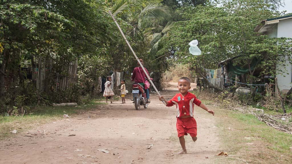 Kind in Ou Sralau bei der Bambootrain Endstation