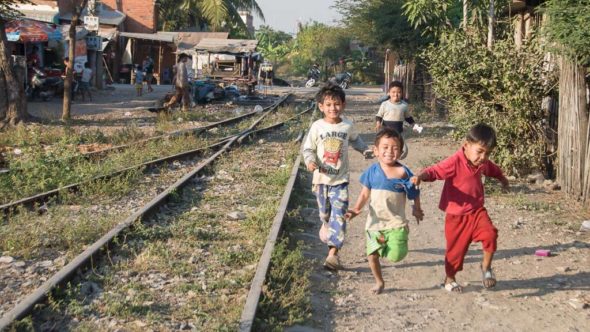 Kinder im Bahnhof Battambang im Jahr 2011