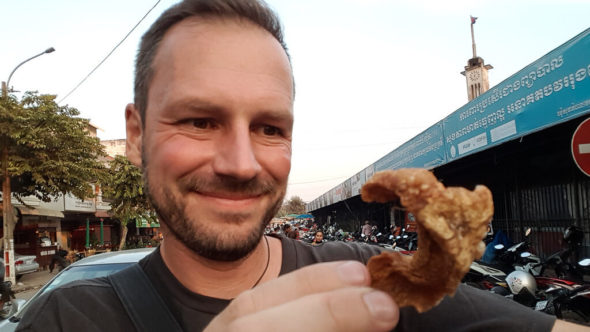 Knusprige Schweinehaut am Zentralmarkt in Battambang