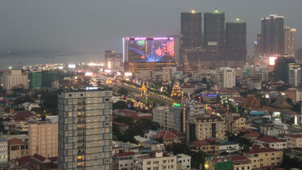 Blick auf Phnom Penh bei Nacht