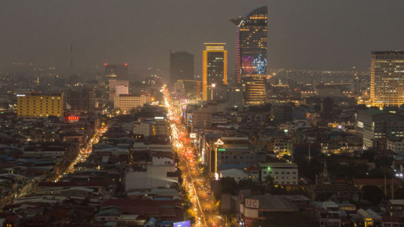 Phnom Penh von oben: Aussicht bei Nacht vom Phnom Penh Tower