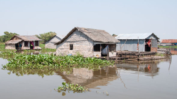 Schwimmendes Dorf in Kambodscha am Fluß Sangker