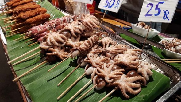 Nachtmarkt in der Hauptstraße beim White Sand Beach auf Koh Chang